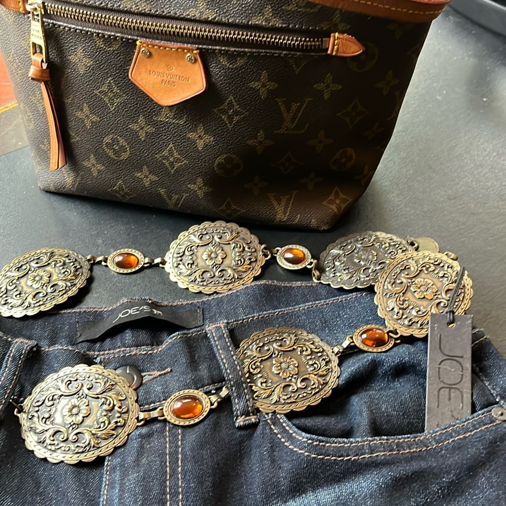Vintage-Inspired Silver Floral Oval Belt with Amber Accents